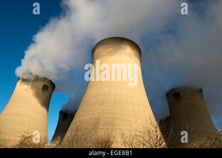 Kühltürme in Drax Power Station in der Nähe von Selby, North Yorkshire. Stockfoto