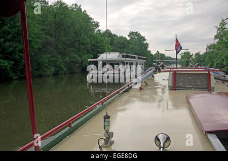 Großen privaten Hausboot übergibt Charterboot im Kanal. Stockfoto