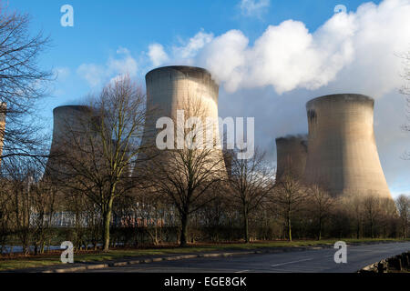 Kühltürme in Drax Power Station in der Nähe von Selby, North Yorkshire. Stockfoto