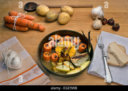 Karotten in Weißwein mit Orangen, Knoblauch, frischem Thymian und Butter gebraten serviert mit gebraten Rosmarinkartoffeln und Fenchel Stockfoto