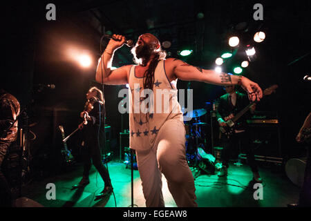 Ljubljana, Slowenien. 23. Februar 2015. Konzert der Jazzspezialisten Basled Gypsy-Punk-Band Kultur-Schock, der Rock, Punk und Metal mit traditionellen Balkan mischen Sie Musik in Gala Hala Metelkova Mesto Autonomie Zone in Ljubljana/Slowenien auf 23.2.2015 Abend. Bildnachweis: Nejc Trpin/Alamy Live-Nachrichten Stockfoto