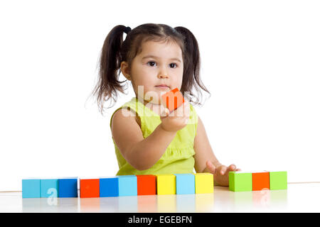 Kind spielt mit Bauklötzen und Erlernen von Farben Stockfoto