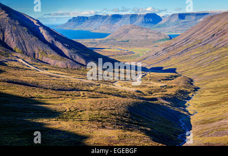 Malerische Aussicht Westfjorde Islands mit einer kurvenreichen Straße Stockfoto