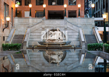 Widerspiegelnder Teich im World Trade Center Montreal. Stockfoto