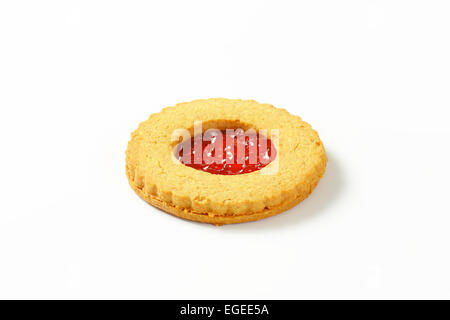 Vollkorn Shortbread Cookies gefüllt mit roten Johannisbeeren bewahren Stockfoto