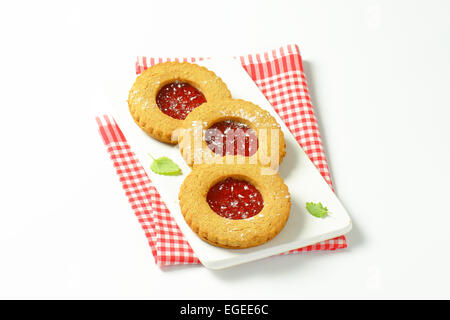 Runde Linzer Cookies gefüllt mit Himbeeren bewahren Stockfoto