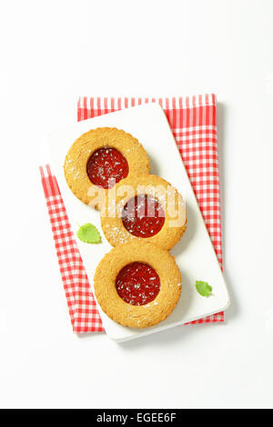 Runde Linzer Cookies gefüllt mit Himbeeren bewahren Stockfoto