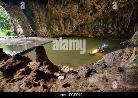 Erkundung der Höhle Tham Lod mit Bambus-Floß, Pang Mapha Thailand Stockfoto