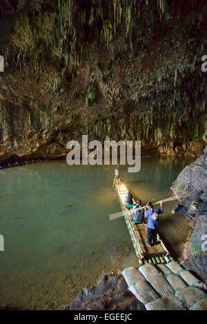 Erkundung der Höhle Tham Lod mit Bambus-Floß, Pang Mapha Thailand Stockfoto