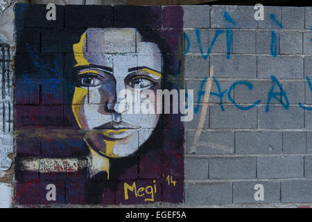 Street Art an Cinderblock Wand Bankgebäude zerstört während des Krieges, Mostar Stockfoto