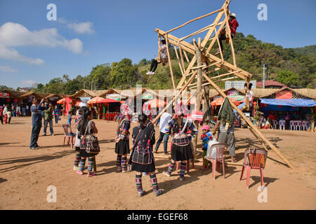 Young Akha Frauen auf einem hölzernen Riesenrad, Mae Salong, Provinz Chiang Rai, Thailand Stockfoto