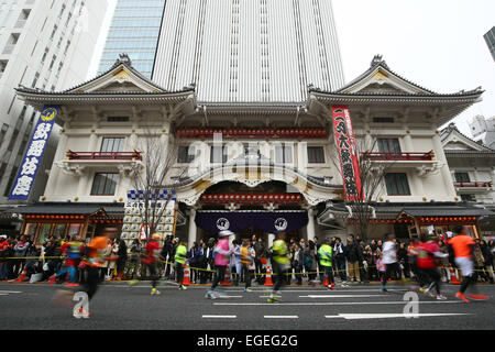 Läufer passieren das Kabukiza-Theater in Tokyo Marathon 2015 am 22. Februar 2015 in Tokio, Japan. Über 35.000 Läufer traten in diesem Jahr ins Rennen. © Shingo Ito/AFLO SPORT/Alamy Live-Nachrichten Stockfoto