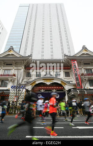 Läufer passieren das Kabukiza-Theater in Tokyo Marathon 2015 am 22. Februar 2015 in Tokio, Japan. Über 35.000 Läufer traten in diesem Jahr ins Rennen. © Shingo Ito/AFLO SPORT/Alamy Live-Nachrichten Stockfoto