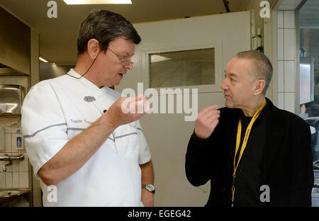 Baiersbronn, Deutschland. 23. Februar 2015. Drei-Sterne-Koch Harald Wohlfahrt (L) und Lebensmittel-Experte Thomas Vilgis in der Küche des Restaurant Traube Tonbach während CookTank in Baiersbronn, Deutschland, 23. Februar 2015. CookTank versteht sich als eine Art des Kochens und Think Tanks, in denen Spitzenköche, Medienvertreter, Produzenten und Experten Ideen und Strategien für die morgige Küche entwickeln. Foto: Thomas Kienzle/Dpa/Alamy Live News Stockfoto