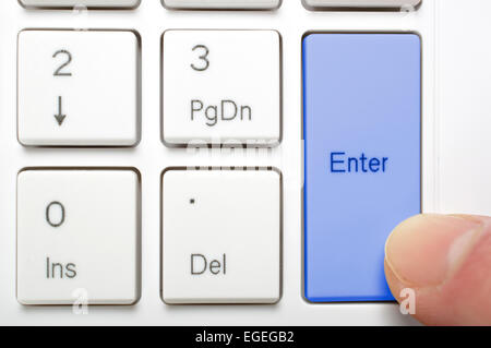Pressung blau enter-Taste auf der Tastatur Stockfoto