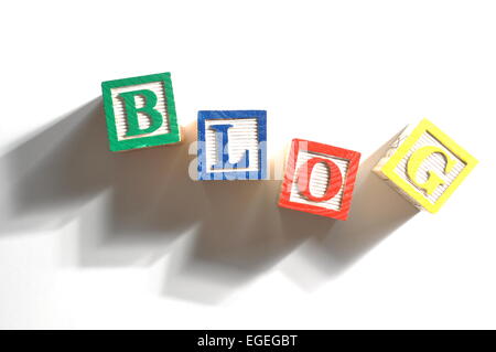 Alphabet-Blöcke, die Rechtschreibung der Wörter Blogs auf weiß Stockfoto