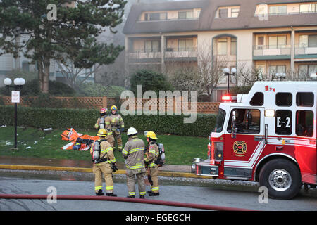 Coquitlam, BC, Kanada - 16. Februar 2015: Feuerwehrmann Mannschaften kämpfen komplexe Wohnungsbrand am Glen Drive in Coquitlam. Stockfoto