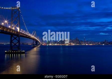 Skyline von Oakland Bay Bridge und San Francisco, California Stockfoto