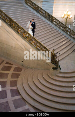 Braut und Bräutigam im Civic Center in San Francisco Stockfoto