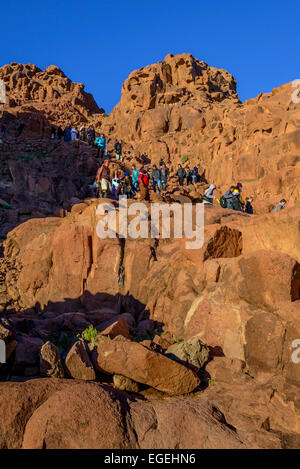 Gruppen von Touristen absteigend Berg Sinai nach Sonnenaufgang, Ägypten. Stockfoto