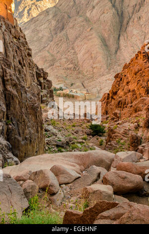 Blick auf St. Katharinen Kloster von Mönchen Weg. St. Catherines Kloster, Sinai-Halbinsel, liegt am Fuße des Berges Sinai Stockfoto