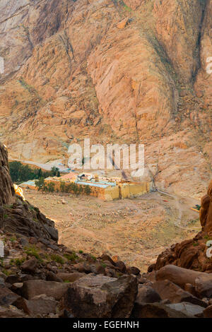 Blick auf St. Katharinen Kloster von Mönchen Weg. St. Catherines Kloster, Sinai-Halbinsel, liegt am Fuße des Berges Sinai Stockfoto