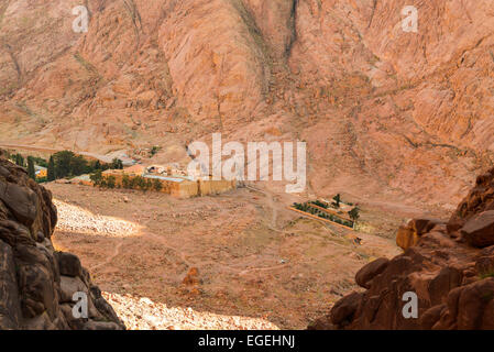 Blick auf St. Katharinen Kloster von Mönchen Weg. St. Catherines Kloster, Sinai-Halbinsel, liegt am Fuße des Berges Sinai Stockfoto