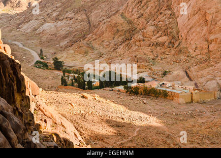 Blick auf St. Katharinen Kloster von Mönchen Weg. St. Catherines Kloster, Sinai-Halbinsel, liegt am Fuße des Berges Sinai Stockfoto