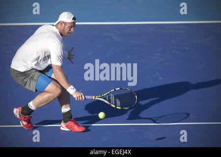 Acapulco, Mexiko. 23. Februar 2015. Australiens Sam Groth gibt den Ball während der Herren Einzel gegen Ukraine Alexandre Dolgopolov beim Tennisturnier Abierto Mexicano Telcel in Acapulco, Guerrero, Mexiko, 23. Februar 2015 zurück. Groth verlor 1: 2. Bildnachweis: Alejandro Ayala/Xinhua/Alamy Live-Nachrichten Stockfoto