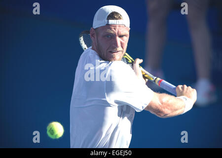 Acapulco, Mexiko. 23. Februar 2015. Australiens Sam Groth gibt den Ball während der Herren Einzel gegen Ukraine Alexandre Dolgopolov beim Tennisturnier Abierto Mexicano Telcel in Acapulco, Guerrero, Mexiko, 23. Februar 2015 zurück. Groth verlor 1: 2. Bildnachweis: Alejandro Ayala/Xinhua/Alamy Live-Nachrichten Stockfoto