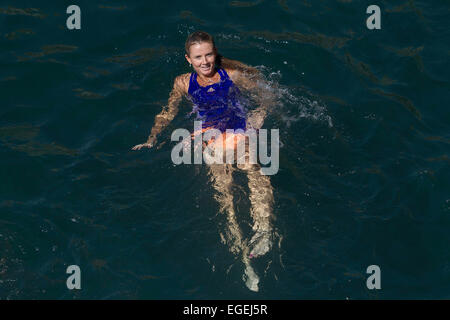 Acapulco, Mexiko. 23. Februar 2015. Der Slowakei Daniela Hantuchova schwimmt während eines Besuchs in "La Quebrada", vor dem Start der mexikanischen Tennis Open in Acapulco, Guerrero, Mexiko, am 23. Februar 2015. © Alejandro Ayala/Xinhua/Alamy Live-Nachrichten Stockfoto