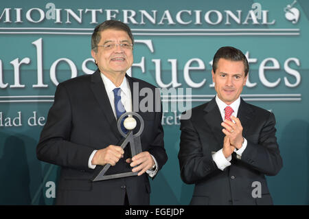 Mexiko-Stadt. 23. Februar 2015. Bild zur Verfügung gestellt von der mexikanischen Präsidentschaft zeigt Mexican President Enrique Pena Nieto (R) und Nicaraguas Schriftsteller Sergio Ramirez Teilnahme an der Verleihung des Carlos Fuentes International Award für literarisches Schaffen im spanischen Sprache am nationalen Museum von Anthropologie und Geschichte in Mexiko-Stadt 23. Februar 2015. © Mexiko Präsidentschaft/Xinhua/Alamy Live-Nachrichten Stockfoto