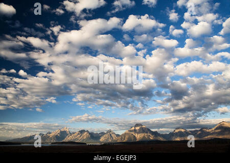 Grand Tetons bei Sonnenaufgang mit dramatischen Wolkenformationen, Grand Teton National Park, Wyoming Stockfoto
