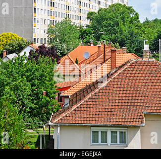 Alte Gebäude neben einem Mehrfamilienhaus Stockfoto