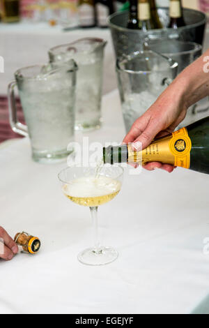 Veuve Clicquot Champagner in Strömen Stockfoto