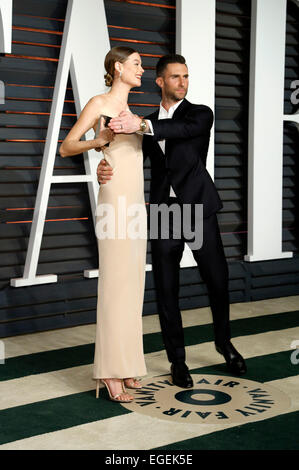 Behati Prinsloo und Adam Levine, die Teilnahme an der Vanity Fair Oscar Party 2015 am 22. Februar 2015 in Beverly Hills, Kalifornien. / Picture alliance Stockfoto