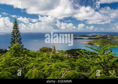 Ein Blick auf das Karibische Meer von Paradise Point in Charlotte Amalie, St. Thomas, Amerikanische Jungferninseln, Karibik. Stockfoto