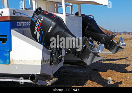 Twin-Außenbordmotoren auf einem Katamaran Küstenfischerei in Aldeburgh, Suffolk, England, Vereinigtes Königreich. Stockfoto