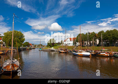 Carolinensiel Museumshafen, Liegeplätze für alten Plattbodenschiffe, Carolinensiel, Ostfriesland, Niedersachsen, Deutschland Stockfoto