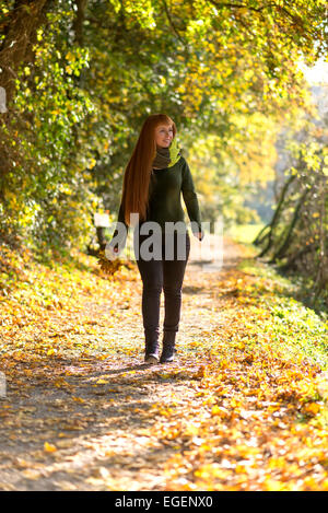 Weiblich, gesammelt aus bunten Herbstblättern Stockfoto