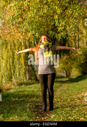 Schöne dunkelhaarige Frau genießen: Freiheit, Herbstsonne Stockfoto