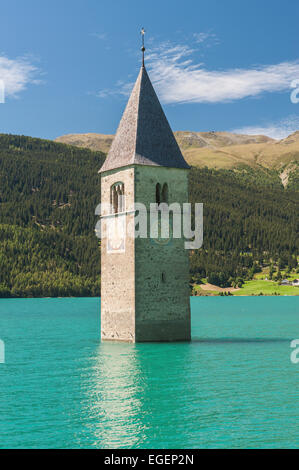 Turm, Glockenturm der versunkenen Kirche des Dorfes Alt-Graun im Reschensee oder Reschensee See, Graun, Vinschgau Stockfoto
