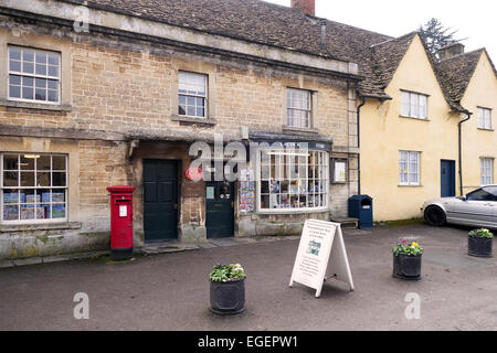 Village Post Office and Stores, Lacock, Wiltshire mit traditioneller roter Briefkasten außerhalb, England, Großbritannien Stockfoto