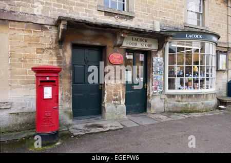 Village Post Office and Stores, Lacock, Wiltshire mit traditioneller roter Briefkasten außerhalb, England, Großbritannien Stockfoto