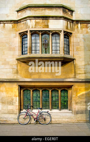 Cambridge, England, Vereinigtes Königreich. Fahrrad in Christs Lane Wand gelehnt Stockfoto