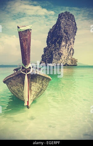Retro Vintage gefilterte Bild auf einem Holzboot am Strand. Stockfoto