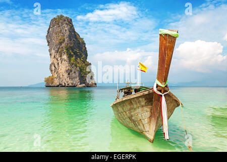 Alten Holzboot auf einer tropischen Insel. Stockfoto