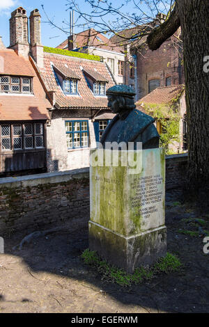 BRÜGGE, BELGIEN, Großbritannien - 13. APRIL 2014: Büste des spanischen Gelehrten Juan Luis Vives am Kanal in der Nähe der Bonifaciusbrücke Stockfoto