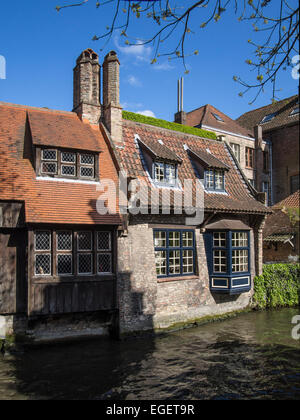 BRÜGGE, BELGIEN, Vereinigtes Königreich - 13. APRIL 2014: 17C Häuser, die viele Kanäle in Brügge säumen Stockfoto