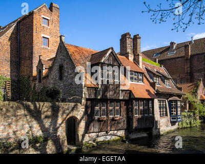 BRÜGGE, BELGIEN, Vereinigtes Königreich - 13. APRIL 2014: 17C Häuser, die viele Kanäle in Brügge säumen Stockfoto